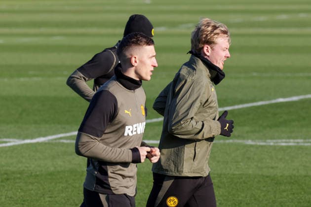 19.01.2026, xgrfx, Fussball UEFA Champions League, Borussia Dortmund - Training v.l. Nico Schlotterbeck, Jule Brandt (Borussia Dortmund) (DFL DFB REGULATIONS PROHIBIT ANY USE OF PHOTOGRAPHS as IMAGE SEQUENCES and or QUASI-VIDEO) Dortmund