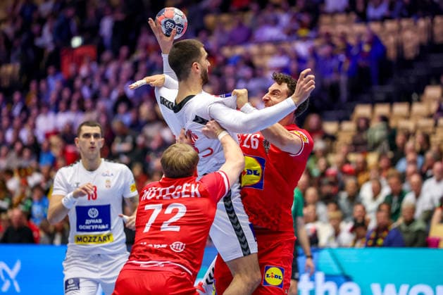 19.01.2026, Handball, Men s EHF EURO 2026, Österreich - Serbien, Jyske Bank Boxen in Herning, Dänemark, Preliminary Round: Lukas Hutecek (Austria 72) und Lukas Herburger (Austria 26) verteidigen gegen Uros Kojadinovic (Serbien 15) Dänemark