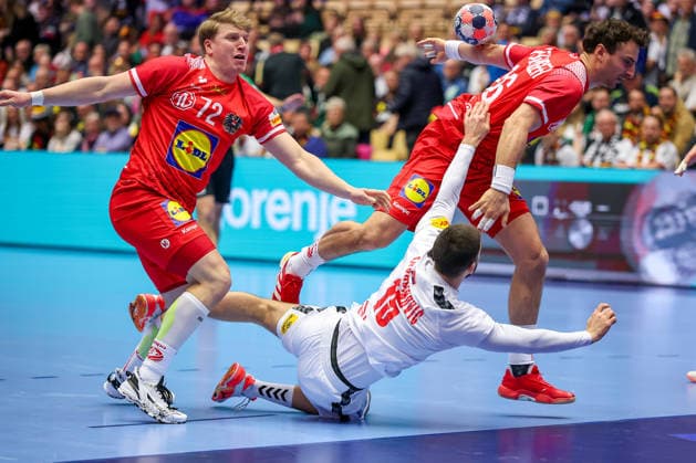 19.01.2026, Handball, Men s EHF EURO 2026, Österreich - Serbien, Jyske Bank Boxen in Herning, Dänemark, Preliminary Round: Lukas Hutecek (Austria 72) und Lukas Herburger (Austria 26) verteidigen gegen Uros Kojadinovic (Serbien 15) Dänemark