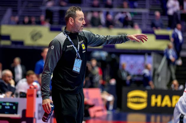 19.01.2026, Handball, Men s EHF EURO 2026, Österreich - Serbien, Jyske Bank Boxen in Herning, Dänemark, Preliminary Round: Headcoach Iker Romero Fernandez (Austria hc) gestikulierend am Spielfeldrand Dänemark