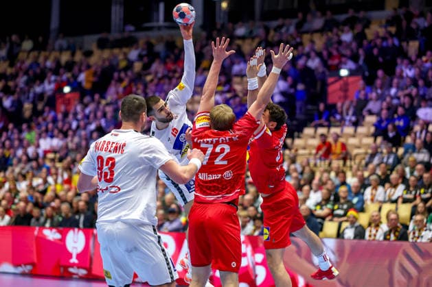 19.01.2026, Handball, Men s EHF EURO 2026, Österreich - Serbien, Jyske Bank Boxen in Herning, Dänemark, Preliminary Round: Mijajlo Marsenic (Serbien 93) Uros Kojadinovic (Serbien 15) Lukas Hutecek (Austria 72) Dänemark *** 19 01 2026, Handball, Men s EHF EURO 2026, Austria Serbia, Jyske Bank Boxen in Herning, Denmark, Preliminary Round Mijajlo Marsenic Serbia 93 Uros Kojadinovic Serbia 15 Lukas Hutecek Austria 72 Denmark