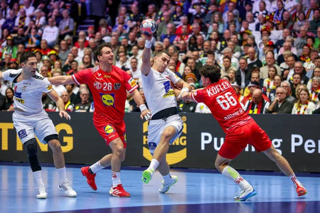 19.01.2026, Handball, Men s EHF EURO 2026, Österreich - Serbien, Jyske Bank Boxen in Herning, Dänemark, Preliminary Round: ya26 Elias Kofler (Austria 66) im Zweikampf gegen Dänemark