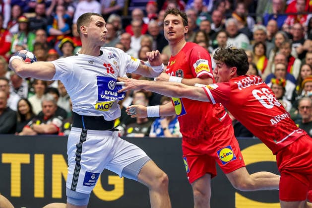 19.01.2026, Handball, Men s EHF EURO 2026, Österreich - Serbien, Jyske Bank Boxen in Herning, Dänemark, Preliminary Round: ya26 Elias Kofler (Austria 66) im Zweikampf gegen Uros Borzas (Serbien 13) Dänemark