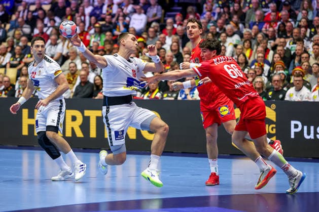 19.01.2026, Handball, Men s EHF EURO 2026, Österreich - Serbien, Jyske Bank Boxen in Herning, Dänemark, Preliminary Round: ya26 Elias Kofler (Austria 66) im Zweikampf gegen Uros Borzas (Serbien 13) Dänemark