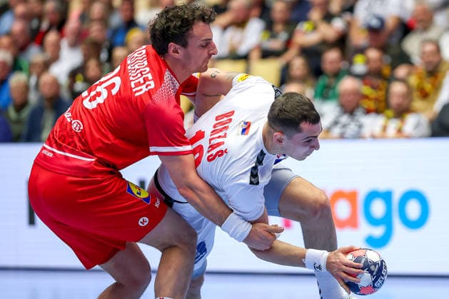 19.01.2026, Handball, Men s EHF EURO 2026, Österreich - Serbien, Jyske Bank Boxen in Herning, Dänemark, Preliminary Round: ya26 im Zweikampf gegen Uros Borzas (Serbien 13) Dänemark