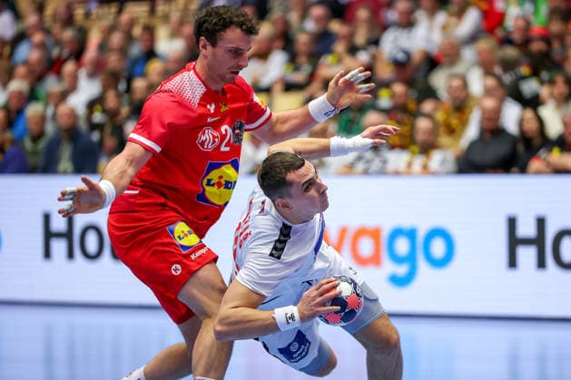 19.01.2026, Handball, Men s EHF EURO 2026, Österreich - Serbien, Jyske Bank Boxen in Herning, Dänemark, Preliminary Round: ya26 im Zweikampf gegen Uros Borzas (Serbien 13) Dänemark