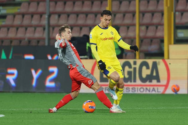 VeronaÕs Santana Giovane and Cremonese s Jari Vandeputte during the Serie A soccer match between Cremonese and Hellas Verona at the Giovanni Zini Stadium in Cremona Italy - 19 january 2026. - Soccer .  Copyright: xAlbertoxMariani LaPressex