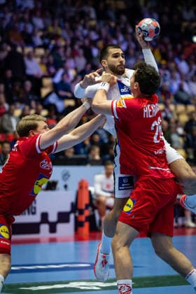HERNING, DENMARK - JANUARY 19: Uros Kojadinovic (Serbia, 15) against Lukas Hutecek (Austria, 72) and Lukas Herburger (Austria, 26) during the EHF EURO 2026 match between Austria vs Serbia at Jyske Bank Boxen Arena on matchday 3 of the Group Matches Group A on January 19, 2026 in Herning, Denmark. Midtjylland Denmark Copyright: xMarioxM.xKobergx