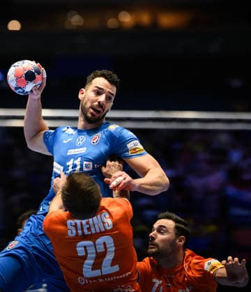 260119 Zvonimir Srna of Croatia against Luc Steins and Dani Baijens of the Netherlands during the EHF European Handball Championship preliminary round match between the Netherlands and Croatia on January 19, 2026 in Malmö. Photo: Petter Arvidson BILDBYRAN kod PA PA1126 handball handboll handball handbolls-em 2026 nederländerna netherlands croatia kroatien ehf european handball championship bbeng grappa33 Copyright: PETTERxARVIDSON BB260119PA046