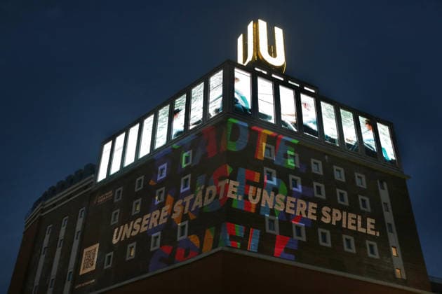 19.01.2026 Dortmund Am heutigen Montag startet die Informationskampagne um die Bewerbung für Olympia. Am 19. April gibt es die Abstimmung. 17 Städte des Ruhrgebietes bewerben sich gemeinsam um die Austragung der Olympischen und Paraolympischen Spiele für das jahr 2036, 2040 oder 2044. Mit einer Projektion auf den Mauern des Dortmunder U startet die Kampagne. Die Fliegenden Bilder von Adolf Winkelmann zeigen passend dazu den Deutschland, der Olympisches Gold holte. *** 19 01 2026 Dortmund The information campaign for the bid for the Olympics starts today, Monday On April 19, there will be a vote 17 cities in the Ruhr region are jointly bidding to host the Olympic and Paralympic Games in 2036, 2040 or 2044 The campaign starts with a projection on the walls of the Dortmund U The flying pictures by Adolf Winkelmann show the Germany that won Olympic gold
