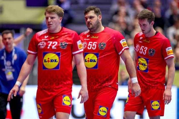 19.01.2026, Handball, Men s EHF EURO 2026, Österreich - Serbien, Jyske Bank Boxen in Herning, Dänemark, Preliminary Round: Lukas Hutecek (Austria 72) Tobias Wagner (Austria 55) Mykola Bilyk (Austria 53) enttäuscht Enttäuschung Dänemark