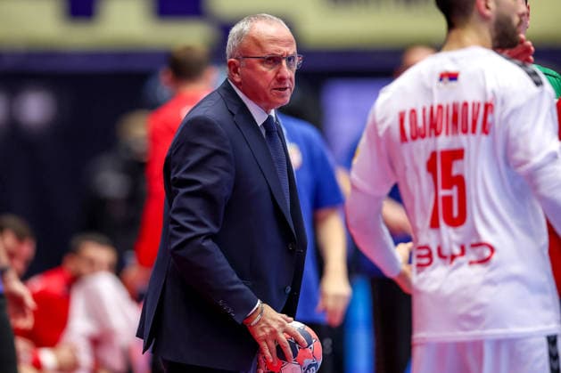19.01.2026, Handball, Men s EHF EURO 2026, Österreich - Serbien, Jyske Bank Boxen in Herning, Dänemark, Preliminary Round: Chefschiedsrichter auf dem Spielfeld mit Ball in der Hand Dänemark