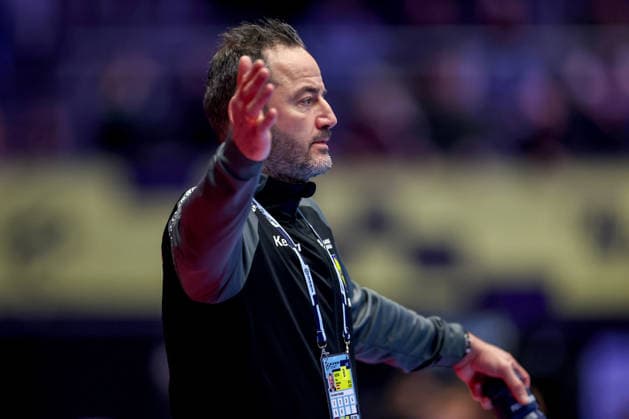 19.01.2026, Handball, Men s EHF EURO 2026, Österreich - Serbien, Jyske Bank Boxen in Herning, Dänemark, Preliminary Round: Headcoach Iker Romero Fernandez (Austria hc) gestikulierend am Spielfeldrand Dänemark