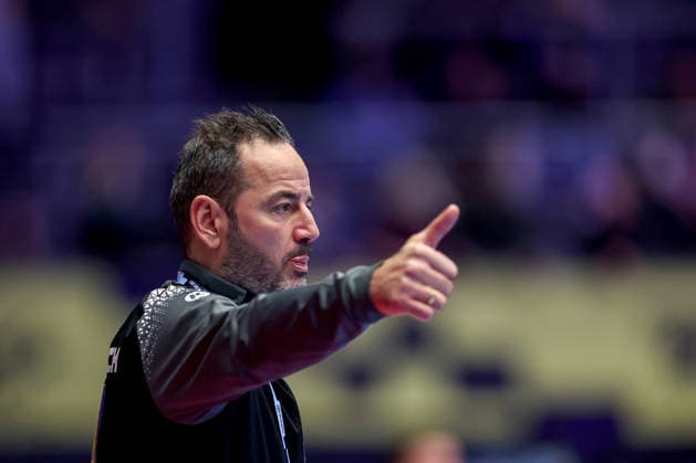 19.01.2026, Handball, Men s EHF EURO 2026, Österreich - Serbien, Jyske Bank Boxen in Herning, Dänemark, Preliminary Round: Headcoach Iker Romero Fernandez (Austria hc) gestikulierend am Spielfeldrand Dänemark