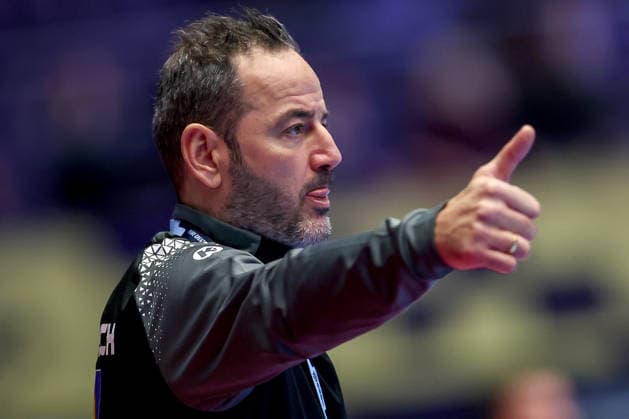 19.01.2026, Handball, Men s EHF EURO 2026, Österreich - Serbien, Jyske Bank Boxen in Herning, Dänemark, Preliminary Round: Headcoach Iker Romero Fernandez (Austria hc) gestikulierend am Spielfeldrand Dänemark