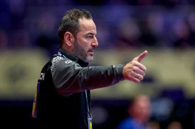 19.01.2026, Handball, Men s EHF EURO 2026, Österreich - Serbien, Jyske Bank Boxen in Herning, Dänemark, Preliminary Round: Headcoach Iker Romero Fernandez (Austria hc) gestikulierend am Spielfeldrand Dänemark