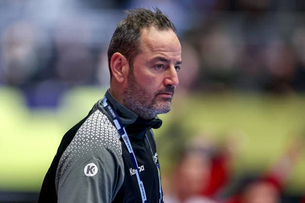 19.01.2026, Handball, Men s EHF EURO 2026, Österreich - Serbien, Jyske Bank Boxen in Herning, Dänemark, Preliminary Round: Headcoach Iker Romero Fernandez (Austria hc) gestikulierend am Spielfeldrand Dänemark
