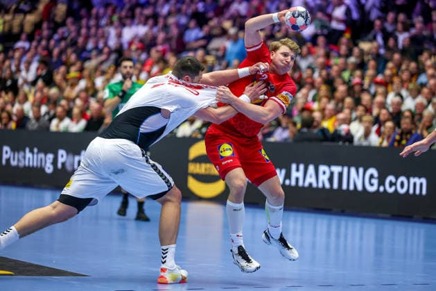 19.01.2026, Handball, Men s EHF EURO 2026, Österreich - Serbien, Jyske Bank Boxen in Herning, Dänemark, Preliminary Round: Mijajlo Marsenic (Serbien 93) im Zweikampf gegen Lukas Hutecek (Austria 72) - Mijajlo Marsenic (Serbien 93) verliert dabei sein Trikot Trikotreißer Lukas Hutecek (Austria 72) zieht am Trikot Dänemark
