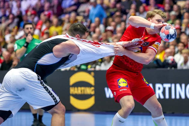 19.01.2026, Handball, Men s EHF EURO 2026, Österreich - Serbien, Jyske Bank Boxen in Herning, Dänemark, Preliminary Round: Mijajlo Marsenic (Serbien 93) im Zweikampf gegen Lukas Hutecek (Austria 72) - Mijajlo Marsenic (Serbien 93) verliert dabei sein Trikot Trikotreißer Lukas Hutecek (Austria 72) zieht am Trikot Dänemark