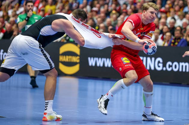 19.01.2026, Handball, Men s EHF EURO 2026, Österreich - Serbien, Jyske Bank Boxen in Herning, Dänemark, Preliminary Round: Mijajlo Marsenic (Serbien 93) im Zweikampf gegen Lukas Hutecek (Austria 72) - Mijajlo Marsenic (Serbien 93) verliert dabei sein Trikot Trikotreißer Lukas Hutecek (Austria 72) zieht am Trikot Dänemark