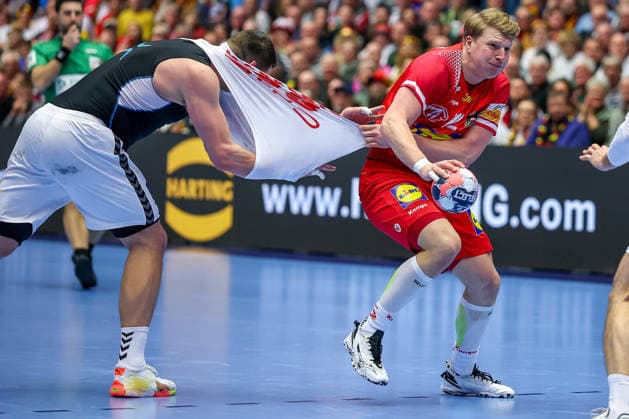 19.01.2026, Handball, Men s EHF EURO 2026, Österreich - Serbien, Jyske Bank Boxen in Herning, Dänemark, Preliminary Round: Mijajlo Marsenic (Serbien 93) im Zweikampf gegen Lukas Hutecek (Austria 72) - Mijajlo Marsenic (Serbien 93) verliert dabei sein Trikot Trikotreißer Lukas Hutecek (Austria 72) zieht am Trikot Dänemark