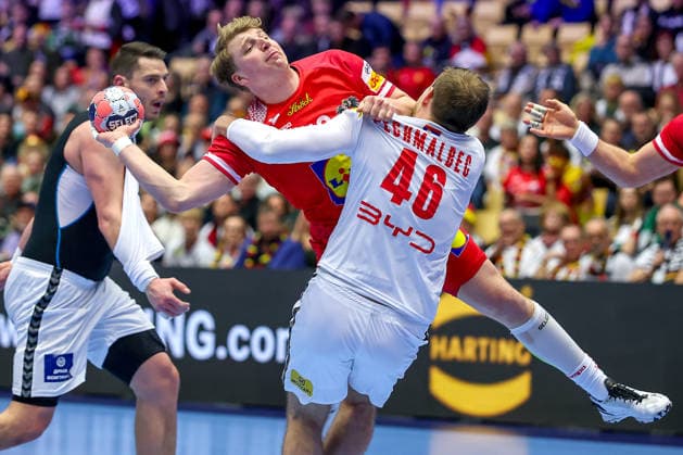 19.01.2026, Handball, Men s EHF EURO 2026, Österreich - Serbien, Jyske Bank Boxen in Herning, Dänemark, Preliminary Round: Lukas Hutecek (Austria 72) im Zweikampf gegen Dragan Pechmalbec (Serbien 46) Dänemark
