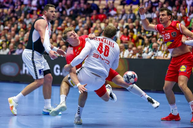 19.01.2026, Handball, Men s EHF EURO 2026, Österreich - Serbien, Jyske Bank Boxen in Herning, Dänemark, Preliminary Round: Lukas Hutecek (Austria 72) im Zweikampf gegen Dragan Pechmalbec (Serbien 46) Dänemark