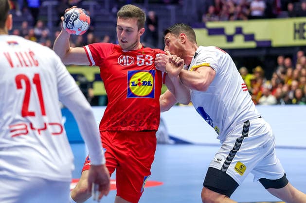 19.01.2026, Handball, Men s EHF EURO 2026, Österreich - Serbien, Jyske Bank Boxen in Herning, Dänemark, Preliminary Round: Mykola Bilyk (Austria 53) im Zweikampf gegen Mijajlo Marsenic (Serbien 93) Dänemark