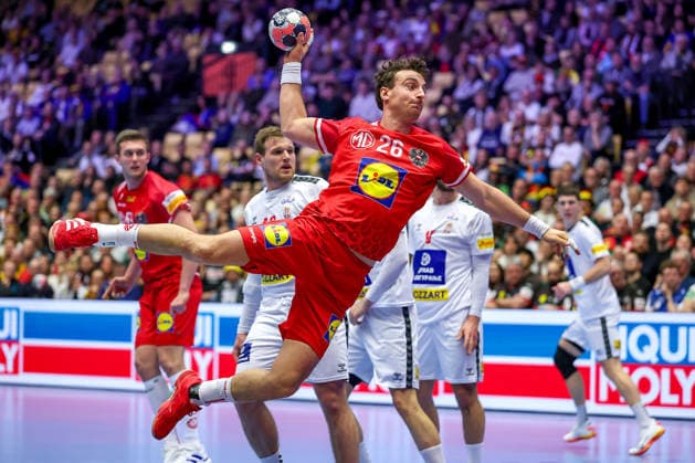 19.01.2026, Handball, Men s EHF EURO 2026, Österreich - Serbien, Jyske Bank Boxen in Herning, Dänemark, Preliminary Round: Lukas Herburger (Austria 26) wirft auf das Tor Dänemark
