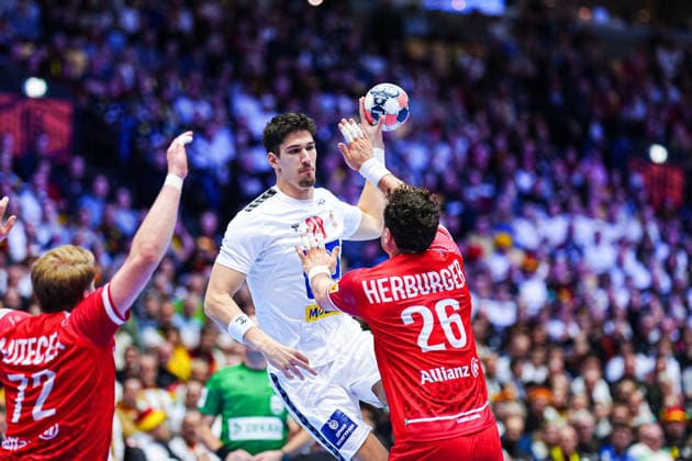 Uros Mitrovic (Serbien, 28), Lukas Herburger (Oesterreich, 26) DEN, Oesterreich vs. Serbien, Handball, EHF Europameisterschaft 2026, Gruppe A, Spieltag 3, 19.01.2026 DEN, Oesterreich vs. Serbien, Handball, EHF Europameisterschaft 2026, Gruppe A, Spieltag 3, 19.01.2026 Herning Copyright: xEibner-Pressefoto MarcelxvonxFehrnx EP_MFN