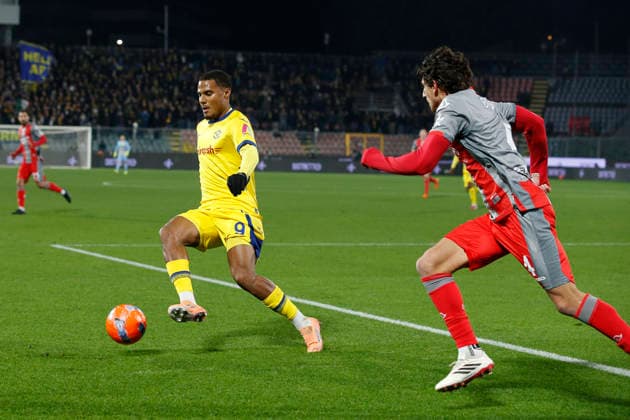 January 19, 2026, Cremona, Italy: Hellas Verona FC s Amin Sarr play the ball during the italian soccer,Serie A match between US Cremonese vs Hellas Verona FC on January 19, 2025 at the Giovanni Zini stadium in Cremona, Italy. ANSA Serie A: Cremonese Vs Hellas Verona  - ZUMAa110 20260119_zaf_a110_055 Copyright: xDavidexCasentinix