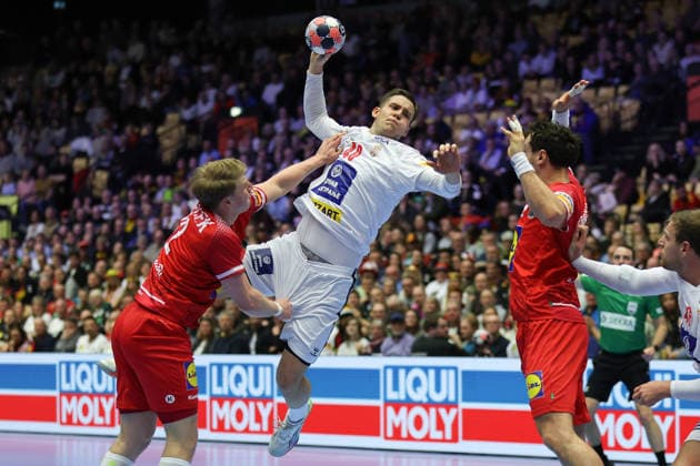 Österreich - Serbien, EHF Handball EM 2026 Lukas Hutecek (Österreich, 72) zieht Stefan Dodic (Serbien, 40) während dessen Wurf an der Hose. Handball EHF Europameisterschaft, Länderspiel zwischen Österreich und Serbien am 19. Januar 2026 in Herning (Dänemark)., Herning Dänemark Jyske Bank Boxen