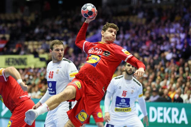 Österreich - Serbien, EHF Handball EM 2026 Sebastian Frimmel (Österreich, 20). Links dahinter Dragan Pechmalbec (Serbien, 46). Handball EHF Europameisterschaft, Länderspiel zwischen Österreich und Serbien am 19. Januar 2026 in Herning (Dänemark)., Herning Dänemark Jyske Bank Boxen