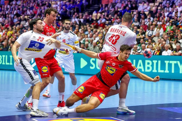 19.01.2026, Handball, Men s EHF EURO 2026, Österreich - Serbien, Jyske Bank Boxen in Herning, Dänemark, Preliminary Round: Aljosa Damjanovic (Serbien 23) im Zweikampf gegen Markus Mahr (Austria 06) Dänemark