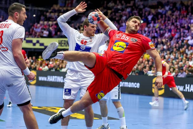 19.01.2026, Handball, Men s EHF EURO 2026, Österreich - Serbien, Jyske Bank Boxen in Herning, Dänemark, Preliminary Round: Tobias Wagner (Austria 55) im Zweikampf gegen Mijajlo Marsenic (Serbien 93) Dragan Pechmalbec (Serbien 46) Dänemark