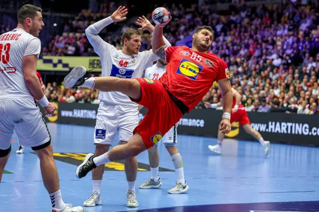 19.01.2026, Handball, Men s EHF EURO 2026, Österreich - Serbien, Jyske Bank Boxen in Herning, Dänemark, Preliminary Round: Tobias Wagner (Austria 55) im Zweikampf gegen Mijajlo Marsenic (Serbien 93) Dragan Pechmalbec (Serbien 46) Dänemark