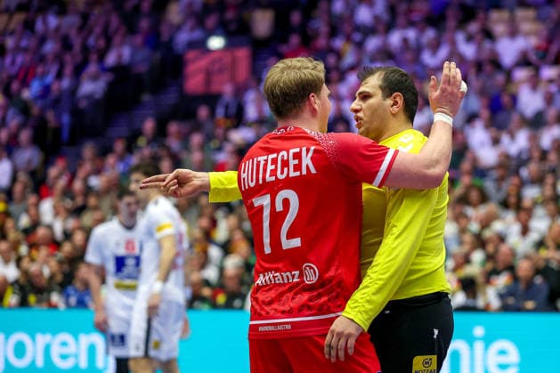 19.01.2026, Handball, Men s EHF EURO 2026, Österreich - Serbien, Jyske Bank Boxen in Herning, Dänemark, Preliminary Round: Lukas Hutecek (Austria 72) neben Dejan Milosavljev (Serbien 96) gestikulierend auf dem Spielfeld Dänemark