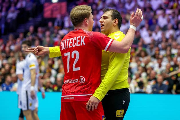 19.01.2026, Handball, Men s EHF EURO 2026, Österreich - Serbien, Jyske Bank Boxen in Herning, Dänemark, Preliminary Round: Lukas Hutecek (Austria 72) neben Dejan Milosavljev (Serbien 96) gestikulierend auf dem Spielfeld Dänemark
