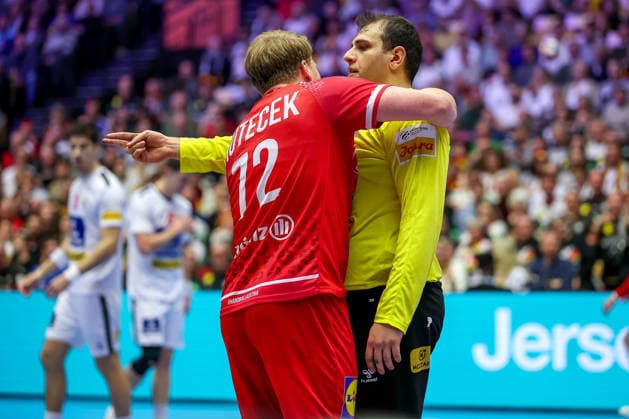 19.01.2026, Handball, Men s EHF EURO 2026, Österreich - Serbien, Jyske Bank Boxen in Herning, Dänemark, Preliminary Round: Lukas Hutecek (Austria 72) neben Dejan Milosavljev (Serbien 96) gestikulierend auf dem Spielfeld Dänemark