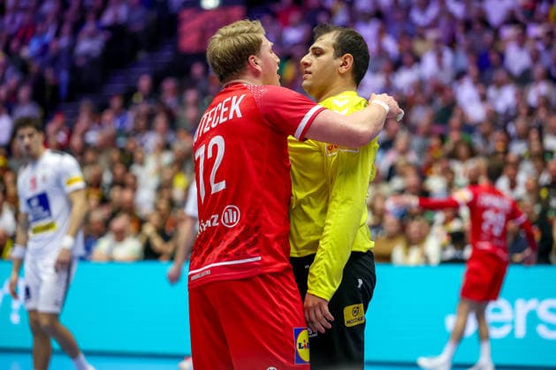 19.01.2026, Handball, Men s EHF EURO 2026, Österreich - Serbien, Jyske Bank Boxen in Herning, Dänemark, Preliminary Round: Lukas Hutecek (Austria 72) neben Dejan Milosavljev (Serbien 96) gestikulierend auf dem Spielfeld Dänemark