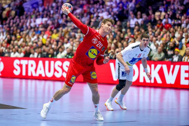 19.01.2026, Handball, Men s EHF EURO 2026, Österreich - Serbien, Jyske Bank Boxen in Herning, Dänemark, Preliminary Round: Sebastian Frimmel (Austria 20) wirft auf das Tor Dänemark