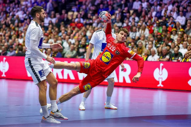 19.01.2026, Handball, Men s EHF EURO 2026, Österreich - Serbien, Jyske Bank Boxen in Herning, Dänemark, Preliminary Round: Sebastian Frimmel (Austria 20) wirft auf das Tor Dänemark