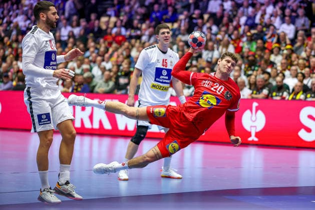 19.01.2026, Handball, Men s EHF EURO 2026, Österreich - Serbien, Jyske Bank Boxen in Herning, Dänemark, Preliminary Round: Sebastian Frimmel (Austria 20) wirft auf das Tor Dänemark