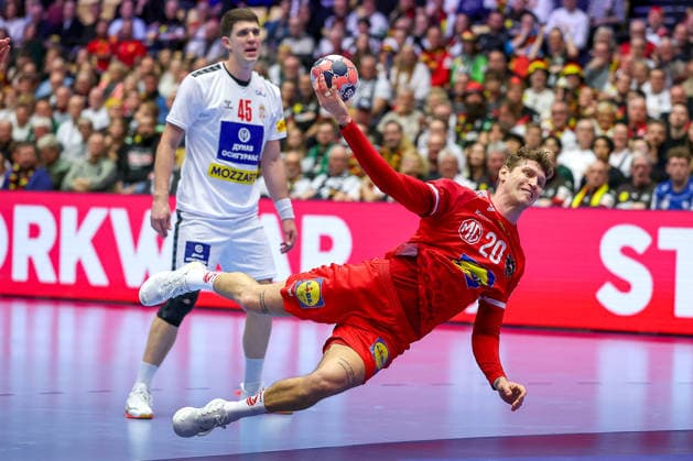 19.01.2026, Handball, Men s EHF EURO 2026, Österreich - Serbien, Jyske Bank Boxen in Herning, Dänemark, Preliminary Round: Sebastian Frimmel (Austria 20) wirft auf das Tor Dänemark