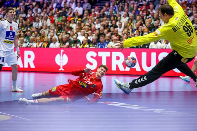 19.01.2026, Handball, Men s EHF EURO 2026, Österreich - Serbien, Jyske Bank Boxen in Herning, Dänemark, Preliminary Round: Doppelparade Parade Dejan Milosavljev (Serbien 96) gegen Sebastian Frimmel (Austria 20) Dänemark