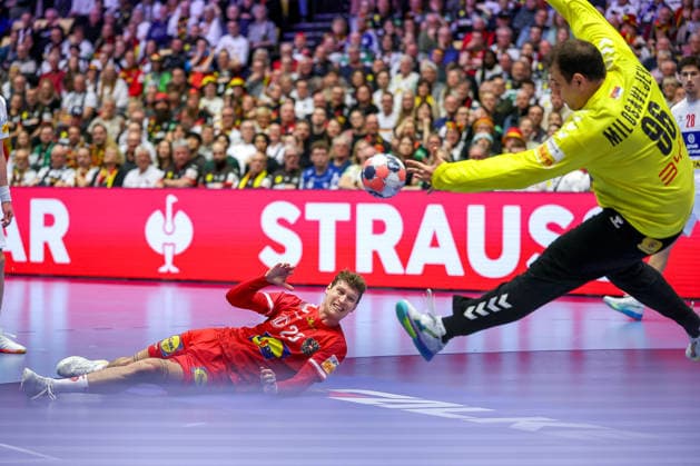 19.01.2026, Handball, Men s EHF EURO 2026, Österreich - Serbien, Jyske Bank Boxen in Herning, Dänemark, Preliminary Round: Doppelparade Parade Dejan Milosavljev (Serbien 96) gegen Sebastian Frimmel (Austria 20) Dänemark