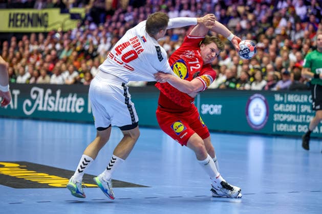 19.01.2026, Handball, Men s EHF EURO 2026, Österreich - Serbien, Jyske Bank Boxen in Herning, Dänemark, Preliminary Round: Stefan Dodic (Serbien 40) im Zweikampf gegen Lukas Hutecek (Austria 72) Dänemark