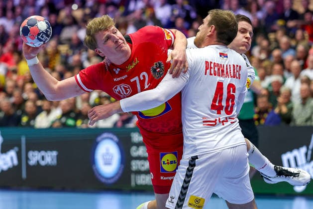 19.01.2026, Handball, Men s EHF EURO 2026, Österreich - Serbien, Jyske Bank Boxen in Herning, Dänemark, Preliminary Round: Lukas Hutecek (Austria 72) im Zweikampf gegen Dragan Pechmalbec (Serbien 46) Dänemark