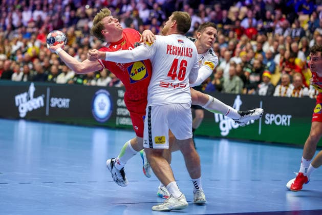 19.01.2026, Handball, Men s EHF EURO 2026, Österreich - Serbien, Jyske Bank Boxen in Herning, Dänemark, Preliminary Round: Lukas Hutecek (Austria 72) im Zweikampf gegen Dragan Pechmalbec (Serbien 46) Dänemark