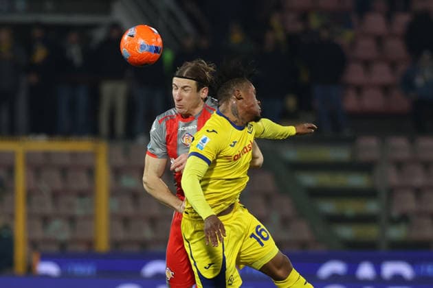 Cremonese s Federico Baschirotto and VeronaÕs Gift Orban during the Serie A soccer match between Cremonese and Hellas Verona at the Giovanni Zini Stadium in Cremona Italy - 19 january 2026. - Soccer .  Copyright: xAlbertoxMariani LaPressex